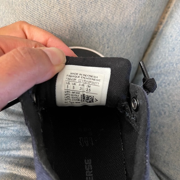 Size 5 navy blue slip on converse - Picture 4 of 7